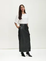 Falda larga negra de cuero sintético con bolsillos cargo laterales.