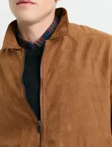 Campera de napa ecológica color tostado, con cierre frontal metálico, cuello camisero y bolsillos laterales.