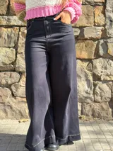 Jean azul oscuro de corte wide leg, tiro alto y diseño holgado, con costuras pespuntadas en hilo contrastante.