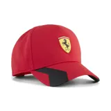 Gorra Puma Scuderia Ferrari color rojo, con visera curva, detalle negro en el frente y escudo de Ferrari aplicado.