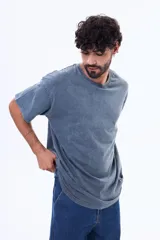 Remera de algodón con efecto lavado, cuello redondo y manga corta, de corte regular y holgado.