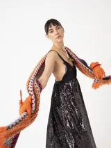 Vestido largo negro con lentejuelas y detalles de encaje, con tirantes finos y escote en V.