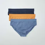 Pack de tres slips lisos de algodón, uno azul marino, uno naranja y uno azul claro, con cintura elástica.