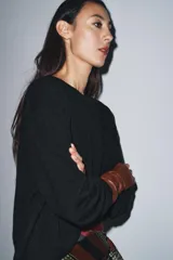 Guantes tipo mitones largos confeccionados en piel 100% color bordó, con diseño liso y minimalista.