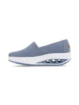 Zapatillas tipo slip-on Hush Puppies modelo Angelo, confeccionadas en tela canvas color azul denim. Presentan una suela de plataforma con tecnología de amortiguación y plantilla de memory foam.