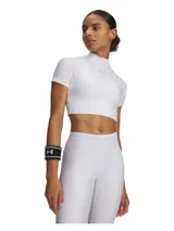 Remera crop deportiva Under Armour de manga corta y cuello alto, color blanco, confeccionada en tejido técnico transpirable y elástico.