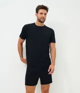 Conjunto de pijama corto para hombre marca Viko, compuesto por una remera de cuello redondo y mangas cortas, y un short con ajuste por cordón. Confeccionado en tejido de modal con elastano, ofreciendo un tacto suave y transpirable.