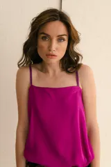 Musculosa color crudo de tirantes finos.