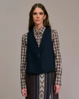 Chaleco sastre azul marino estilo western con cierre de tres botones.