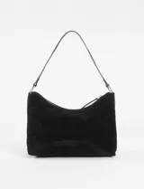 Bandolera negra de cuero vegano, estilo vintage, con tachas plateadas en forma de corazón y hexagonales, y apliques de strass. Tiene una correa de hombro ajustable y cierre de cremallera.