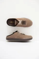 Zuecos de cuero negro con diseño tipo sneaker, cordones y suela de goma color caramelo. Presentan detalle de marca Petra en la lengüeta.