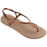 Sandalias tipo ojotas Havaianas modelo Luna, color rosado metalizado, con diseño de tiras entrelazadas y ajuste en el talón.