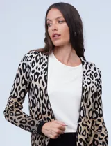 Cárdigan largo tejido con estampado animal print en tonos rosa, negro y marrón. Tiene bolsillos delanteros y está confeccionado en rayón.