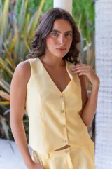 Conjunto de dos piezas color negro, compuesto por un chaleco con escote en V y botones al frente, y un short tipo bermuda con bolsillos laterales.