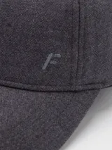 Gorra de béisbol marrón con logo bordado en el lateral.