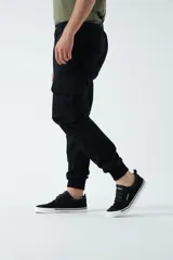 Pantalón cargo gris con puños elásticos, corte regular, bolsillos laterales con solapa y pasacintos.