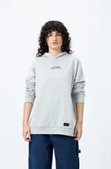 Canguro gris melange de algodón y poliéster, con capucha, bolsillo delantero y puños ajustados. Presenta bordado frontal y trasero con lettering "Mont Saint-Michel".