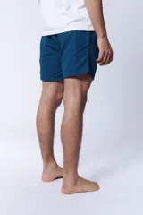 Short de baño azul petróleo con estampado ripstop.