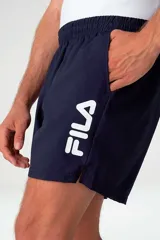 Short deportivo Fila Train 5 color azul marino, con bolsillos laterales y el logo de la marca estampado en blanco en la pierna.