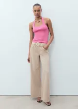 Top de punto fino color rosado, con diseño entallado, cuello halter y escote cuadrado.