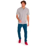 Remera tipo polo gris de piqué para hombre, marca CAT, con logo bordado en el pecho y detalle amarillo en la manga.