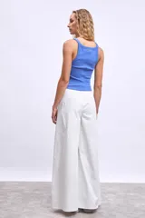 Musculosa azul de algodón con cuello redondo y sisas anchas.