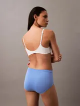 Bombacha hípster de talle medio Calvin Klein Ideal Cotton, color celeste, confeccionada en mezcla de algodón y elastano, con ribetes elásticos planos y logo en el lateral.