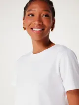 Camiseta básica de manga corta y cuello redondo, confeccionada en tejido de punto gris melange.