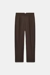 Pantalón de tiro medio confeccionado en mezcla con lana. Presenta diseño de corte recto con detalle de pinzas en el delantero, trabillas en la cintura y bolsillos laterales. Cierre frontal con cremallera, botón y ganchos metálicos.