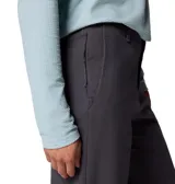 Pantalón Columbia modelo Roc Straight Leg de corte recto, color gris, con bolsillos laterales y trabillas para cinturón.