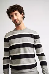 Sweater de punto a rayas horizontales color borgoña, azul marino y beige, de corte recto, cuello redondo y manga larga.