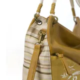 Cartera tipo hobo de cuero sintético color marrón claro, con doble bolsillo frontal con cierre, diseño bordado en el frente y laterales con paneles de rayas en tonos pastel. Cuenta con asas cortas para llevar al hombro y correa larga desmontable.