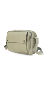 Bandolera de símil cuero color verde menta, con apertura central de cierre, bolsillo principal con cierre metálico y bolsillo frontal con tapa y broches magnéticos. Incluye bolsillos internos y posterior, y correa de galón combinada larga y regulable.