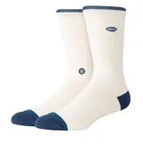 Medias tipo crew marca Stance, color blanco con puntera y talón en azul marino. Presentan tejido acanalado, logo de la marca bordado en la parte superior y detalle de logo pequeño en el lateral.