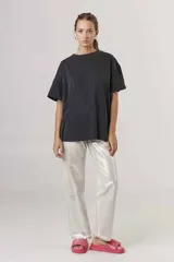 Remera negra de algodón con efecto lavado, corte holgado y mangas cortas.