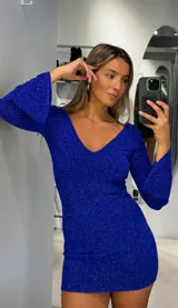 Vestido corto de lurex azul brillante, con escote en V y mangas largas acampanadas. Diseño ajustado al cuerpo.