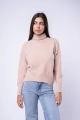 Poleron de cuello alto con diseño minimalista y corte relajado, confeccionado en tejido suave y abrigado.