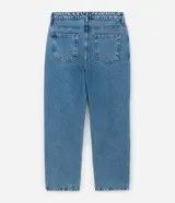 Pantalon de jean gris con lavado deslavado, de corte baggy y silueta holgada. Cuenta con bolsillos al frente y atras, y cierre de boton y cremallera.