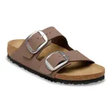 Sandalias Birkenstock modelo Arizona Big Buckle color mocca, con dos tiras anchas ajustables mediante hebillas metálicas grandes, plantilla anatómica de corcho y suela de goma antideslizante.