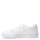 Championes New Balance modelo 480, de diseño clásico y minimalista en color blanco. Confeccionados en cuero con perforaciones en la puntera para mayor ventilación, presentan el logo N característico en los laterales y suela de goma resistente.