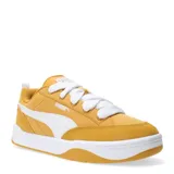 Championes Puma Park Lifestyle Street de perfil bajo, inspirados en la estética skate. Presentan una parte superior en color amarillo mostaza, combinando material sintético con superposiciones de gamuza, destacando la franja lateral característica de la marca en color blanco. Incluyen cordones gruesos blancos y una suela de goma blanca con detalles en amarillo.