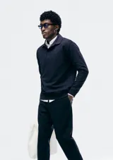 Buzo verde oscuro de algodón con cuello tipo polo y tapeta con dos botones.