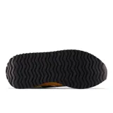 Championes New Balance modelo MS237VE, con capellada de nylon color crema, superposiciones de gamuza en azul marino, verde, amarillo, naranja y bordó. Logo "N" en verde y suela de goma color caramelo.