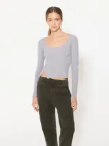 Top gris de tejido de punto acanalado, con escote redondo amplio, mangas largas y abertura lateral en la cintura.