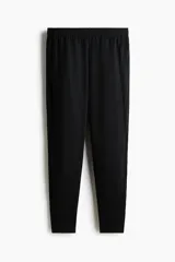 Pantalón deportivo de fútbol en color negro con tecnología DryMove, de corte ajustado, con cintura elástica con cordón ajustable, bolsillos laterales con cierre y cierres en los tobillos.