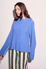 Sweater de algodón color azul, de punto grueso, con cuello redondo y mangas largas.