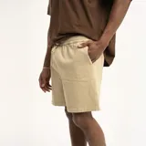 Short color beige con cintura elastizada y cordón ajustable.