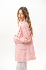 Blazer cruzado de rayas rojas y blancas, con solapas de muesca, bolsillos con solapa en los laterales y cierre de dos botones rojos.