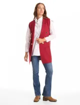 Chaleco tejido de punto marca Sioni, color rojo, con cuello solapa, cierre frontal con botones dorados y bolsillos delanteros.