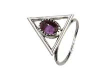 Anillo de plata 925 con amatista ovalada engarzada en un diseño triangular.